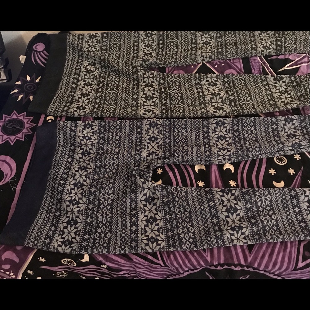 2 pairs of Holiday leggings with soft inside.